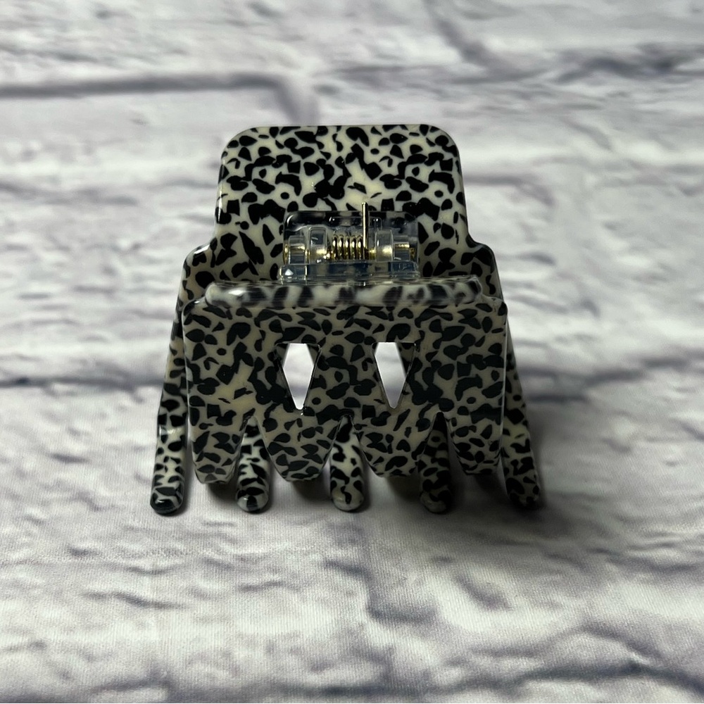 4/$16‼️ Leopard Print Hair Claw Clip